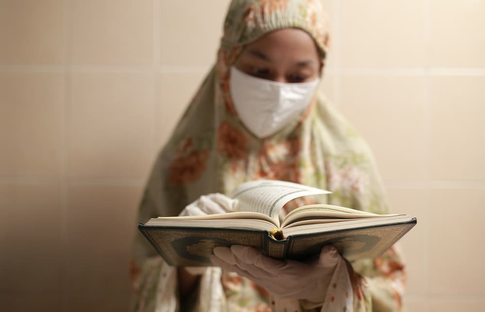 Can You Read the Quran on Your Period with Gloves?